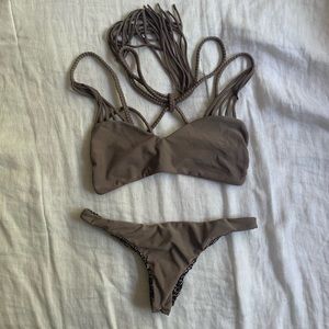 Acacia suit